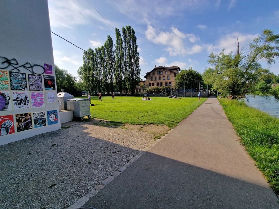 Hier deponierte ein Berner Kollegen-Paar seine Sachen, ehe sie sich ins Wasser begaben.