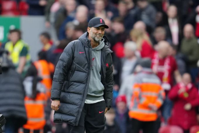 Jürgen Klopp fasst sich nach dem Jubel an den Oberschenkel. liverpool