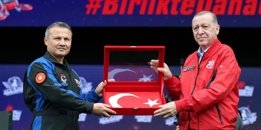 Der türkische Präsident Recep Tayyip Erdogan (r) und der Luftwaffenpilot Alper Gezeravci auf der Militärmesse Teknofest.