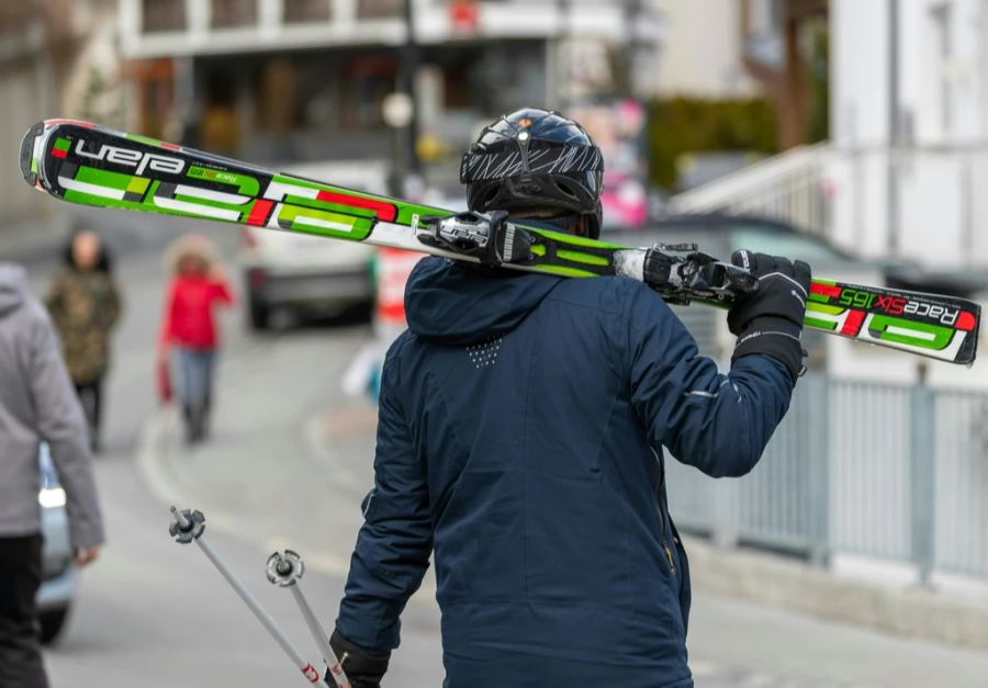 Denn wenn es nicht genug Skilehrer hat, reisen einige Eltern nicht mehr an. (Archiv)