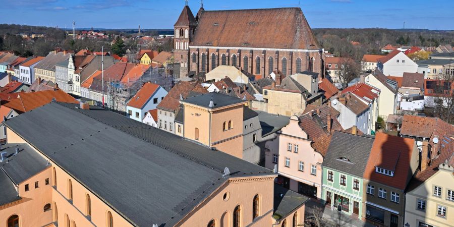 Beim Kauf von Wohneigentum auf dem Land statt in der Stadt sparen Verbraucher einer Studie zufolge im Schnitt fast ein Drittel des Kaufpreises.