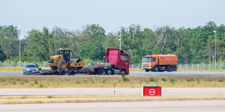 Bereits nach wenigen Betriebsstunden musste eine frisch sanierte Landebahn auf dem Frankfurter Flughafen kurzzeitig wieder geschlossen werden.