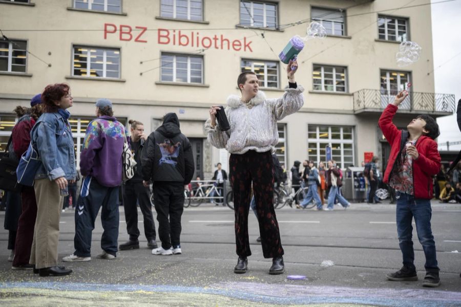 Unterstützer des Anlasses vor der Bibliothek.