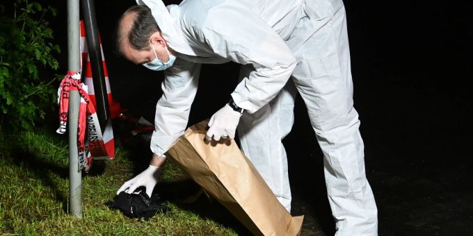 Ein Polizist sichert Spuren einen mutmasslichen Tatort. Ein Polizist sichert Spuren einen mutmasslichen Tatort.