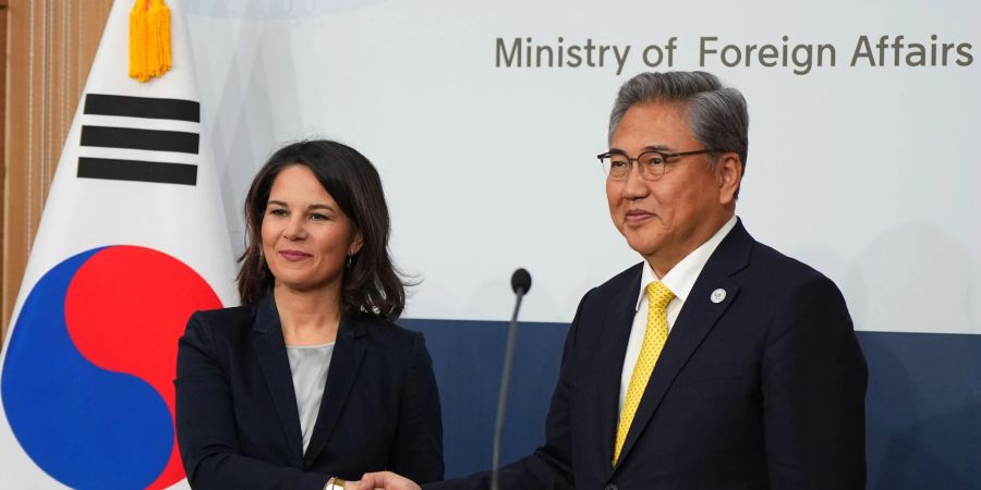 Aussenministerin Annalena Baerbock und ihr südkoreanischer Amtskollege Park Jin in Seoul.