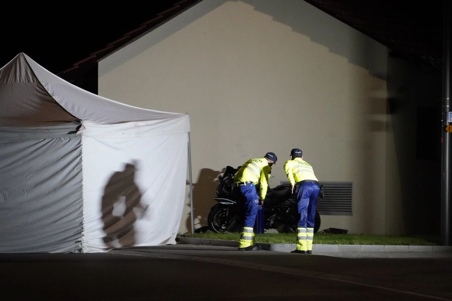 Ein Motorradfahrer kollidierte aus ungeklärten Gründen mit einer Hausmauer.