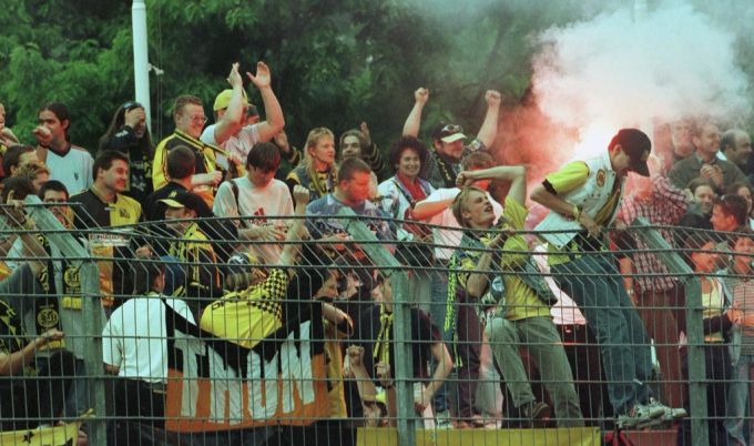 1998 feiert der Berner Anhang in Lugano. YB