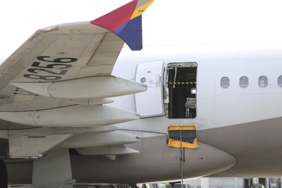 Die geöffnete Tür der Asiana-Maschine am Flughafen von Daegu, Südkorea.