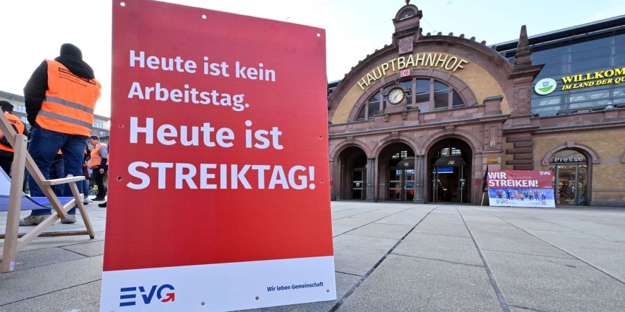 «Heute ist Streiktag» steht auf einem Plakat vor dem Erfurter Hauptbahnhof.