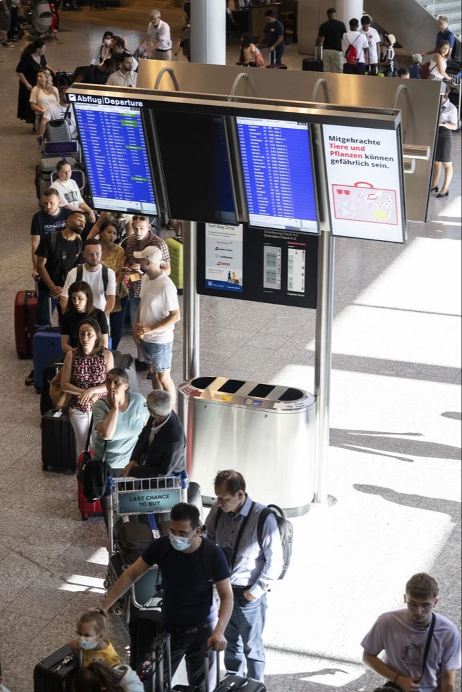 Reisende sollten mindestens zwei bis drei Stunden vor Abflug am Flughafen sein.