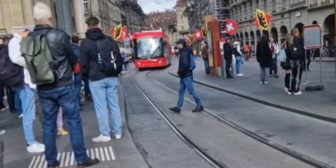 Der Bus kommt – dennoch schlendert ein Fussgänger über die Strasse. Bern Chauffeure