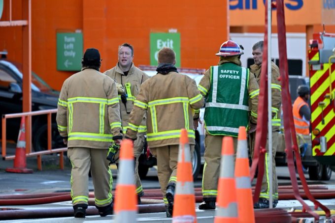 Die Feuerwehr in Wellington konnte die Brandruine noch nicht untersuchen. neuseeland Brand Hostel