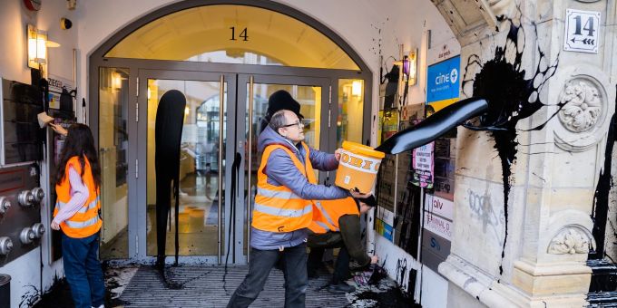 Aktivisten der Klimagruppe «Letze Generation» mit ölartiger Farbe am Eingangsbereich der FDP-Parteizentrale in Berlin. letzte generation