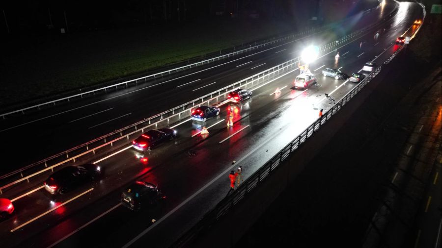 Die Ermittler gehen davon aus, dass das 30-jährige Opfer zuvor auf der A1 angehalten hatte, um bei einem Unfall auszuhelfen.