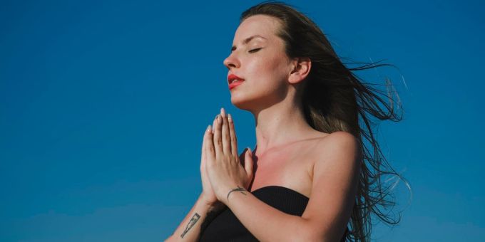 Yoga gibt es für alle Niveaus: von Anfänger bis Fortgeschritten. Frau faltet Hände