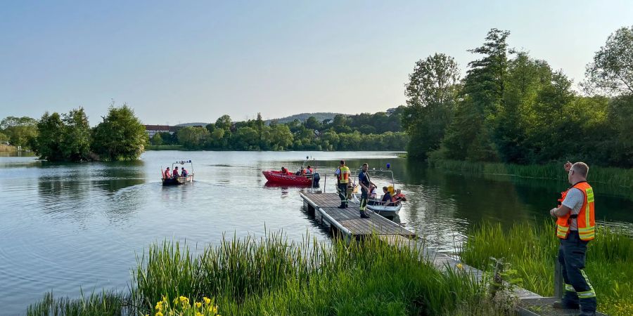 Feuerwehr und Rettungsdienste suchen am Breitenbacher See nach vermissten Jugendlichen.