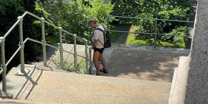 Montag kurz vor 13 Uhr: Ein Mann pinkelt ungeniert auf der Treppe bei der Kornhaustreppe. Mann Pinkler Bern
