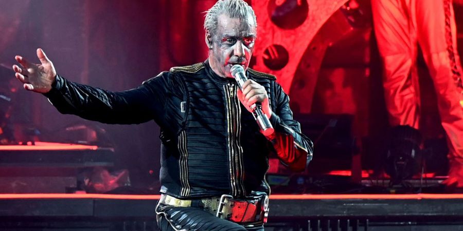 Till Lindemann, Frontsänger von Rammstein, steht während eines Deutschland-Konzerts auf der Bühne.