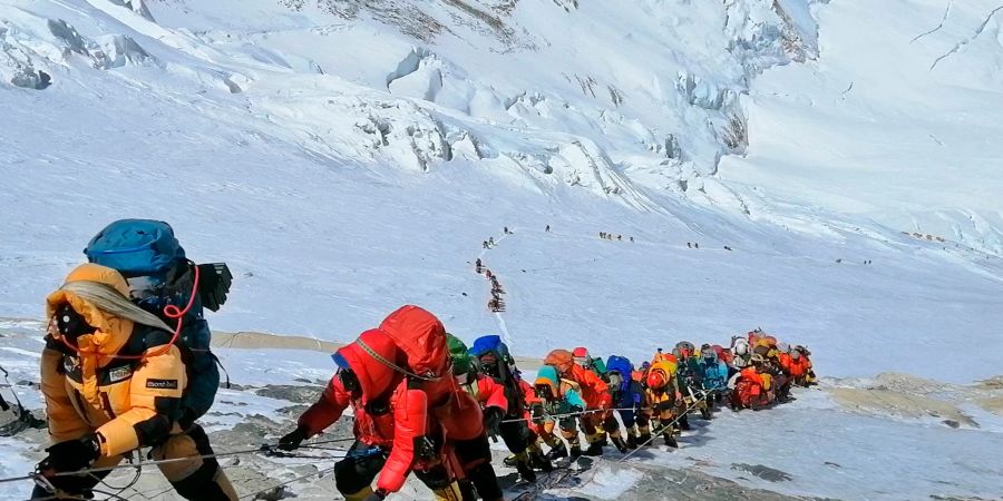 Andrang am Mount Everest: Seit Start der Frühlingssaison haben insgesamt 361 Bergsteiger und 93 Bergsteigerinnen Genehmigungen für den Aufstieg erhalten.