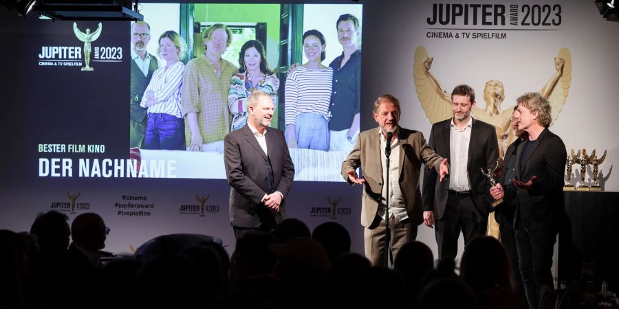 Sönke Wortmann (2.v.l), Regisseur, und sein Team stehen bei der Verleihung des Jupiter Award 2023 auf der Bühne.