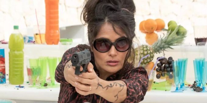 Salma Hayek als Killerin Sonia Kincaid in einer Szene des Films "Killer's Bodyguard 2". Foto: David Appleby/Telepool/dpa Salma Hayek als Killerin Sonia Kincaid in einer Szene des Films "Killer's Bodyguard 2". Foto: David Appleby/Telepool/dpa
