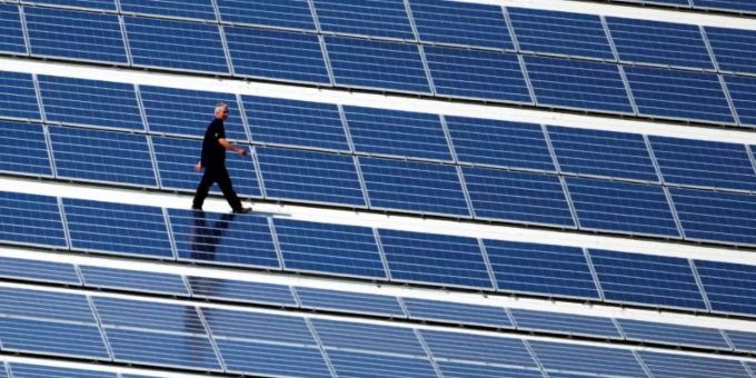 Ein Techniker läuft über ein Dach auf dem eine Photovoltaik-Anlage montiert wurde. Foto: Jens Büttner/dpa-Zentralbild/dpa Ein Techniker läuft über ein Dach auf dem eine Photovoltaik-Anlage montiert wurde. Foto: Jens Büttner/dpa-Zentralbild/dpa