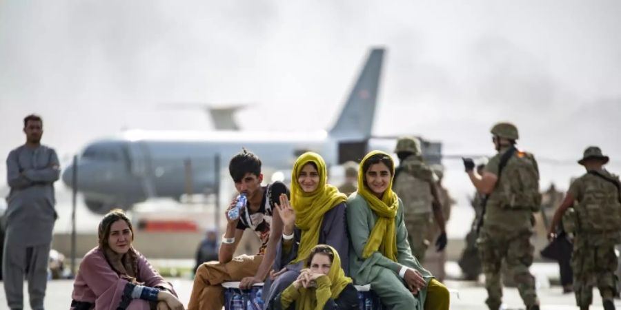 Kinder warten auf Evakuierung vom Flughafen in Kabul