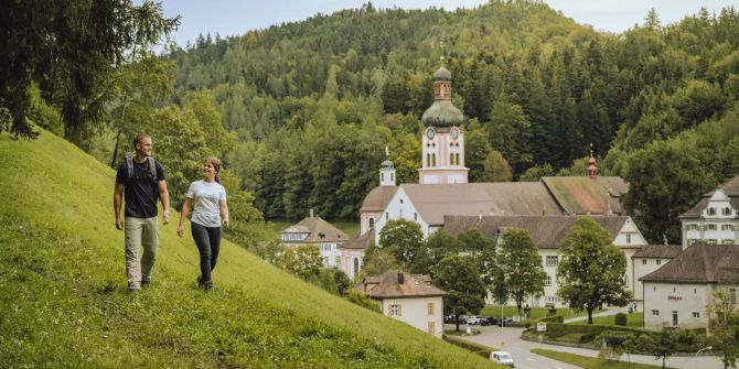 Zwei Personen wandern