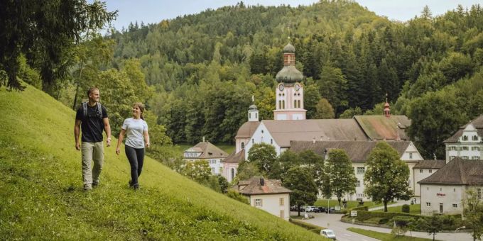 Die Region um das Kloster Fischingen ist ein wahres Wanderparadies. Zwei Personen wandern