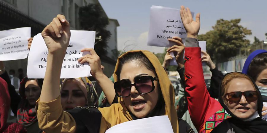 dpatopbilder - Frauen versammeln sich zu einer Demonstration, um ihre Rechte unter der Taliban-Herrschaft einzufordern. Foto: Wali Sabawoon/AP/dpa