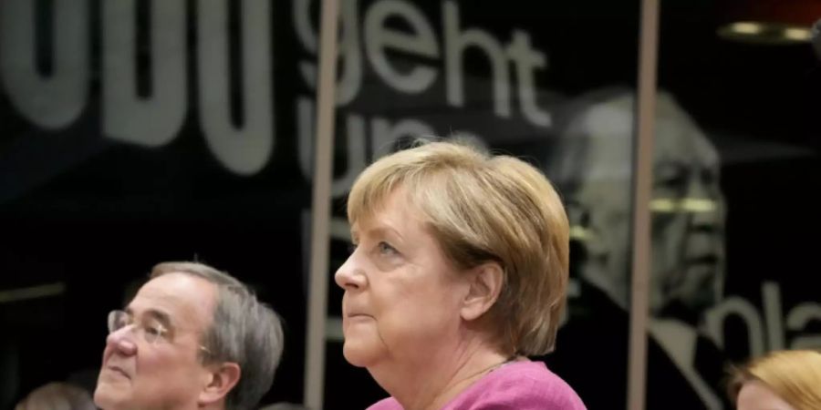 Laschet und Merkel am Montagabend