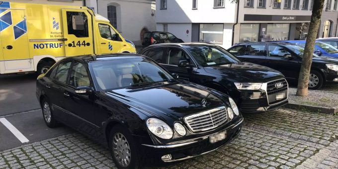 Eine 85-Jährige vergass nach dem Parkieren, die Handbremse anzuziehen. Kantonspolizei St. Gallen
