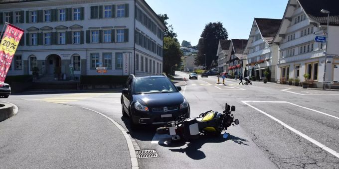 Der Motorradlenker zog sich leichte Verletzungen zu. Kantonspolizei Appenzell Auserrhoden