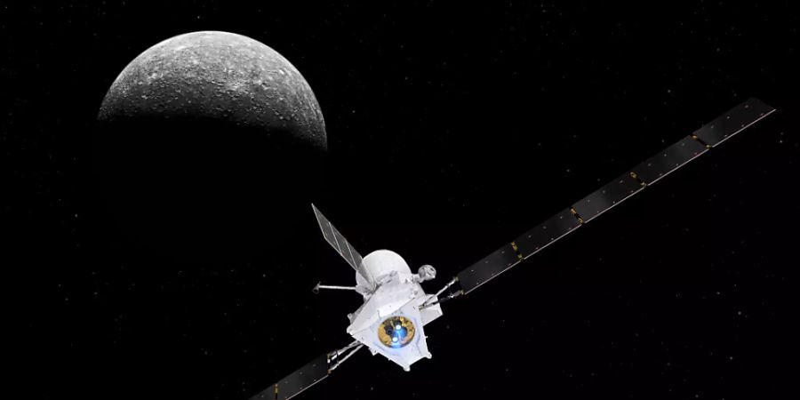 Eine künstlerische Darstellung der Raumsonde «BepiColombo» mit Merkur im Hintergrund. Am Freitag wird die Sonde das erste Mal an diesem Planeten vorbeifliegen.