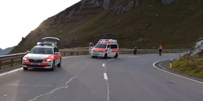 Eine 25-jährige Motorradlenkerin stürzte und prallte in die Leitplanke. Unfall