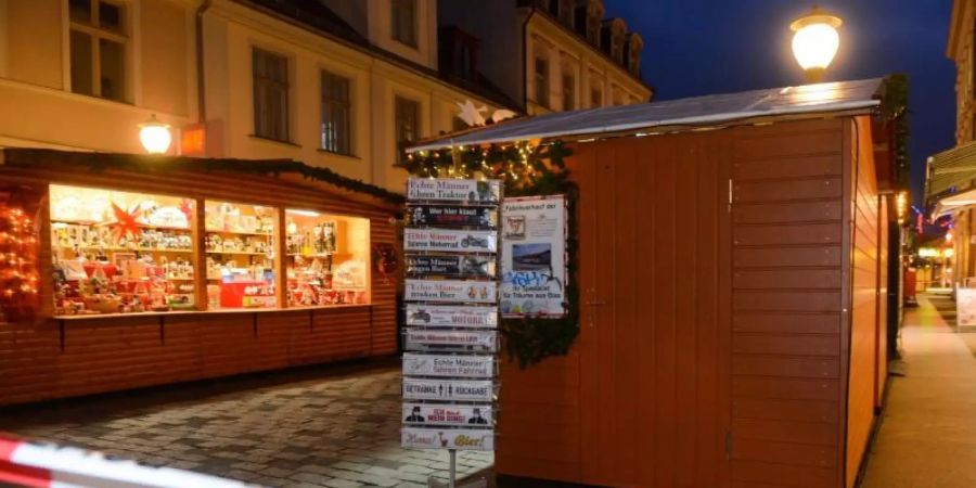 Der Weihnachtsmarkt 2017 in der Potsdamer Innenstadt ist wegen eines verdächtigen Gegenstands abgesperrt. Foto: Julian Stähle/dpa-Zentralbild/dpa