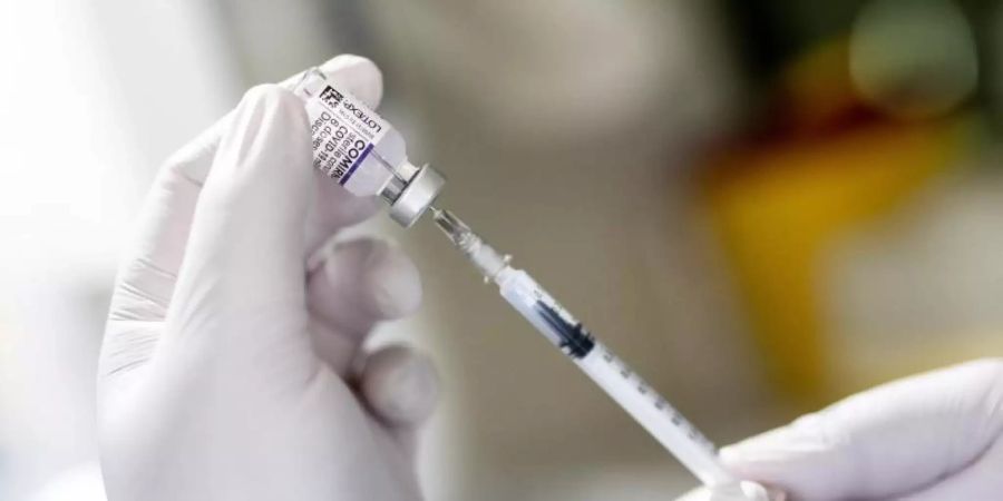 Die Mitarbeiterin eines Impfbusses zieht den Covid-19-Impfwirkstoff Comirnaty von Biontech/Pfizer auf eine Spritze. (Archivbild). Foto: Matthias Balk/dpa