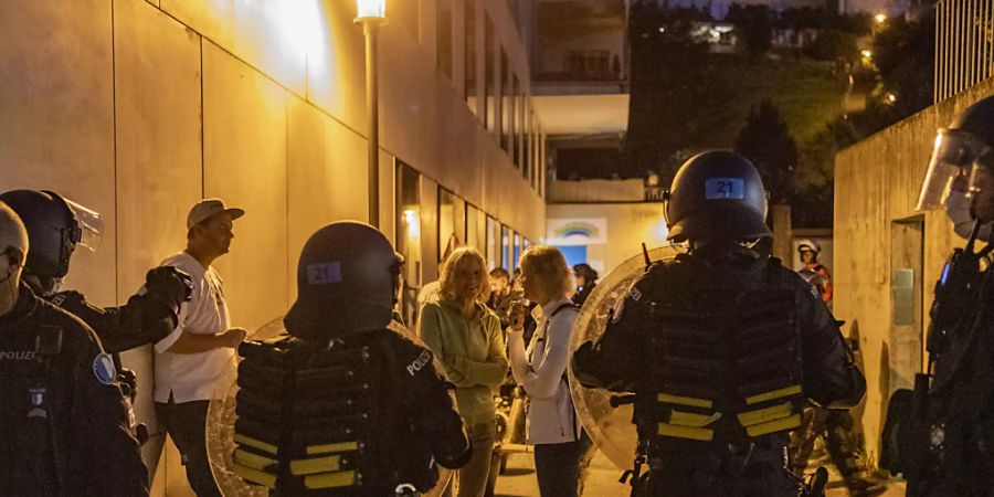 Die Polizei stoppte in Willisau LU eine Gruppe von Gegner der Corona-Massnahmen. Zuvor war zu einer unbewilligten Demonstration in der Stadt aufgerufen worden.