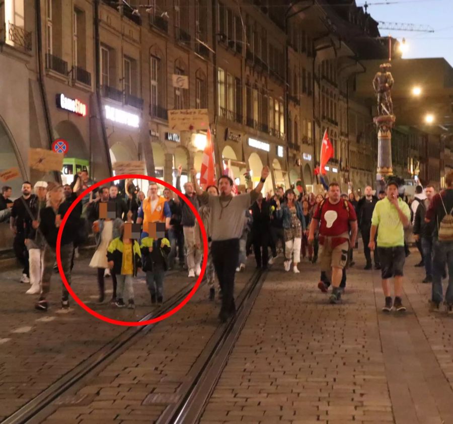 Kinder ziehen an der unbewilligten Demo am Donnerstag mit ihren Eltern durch die Stadt.