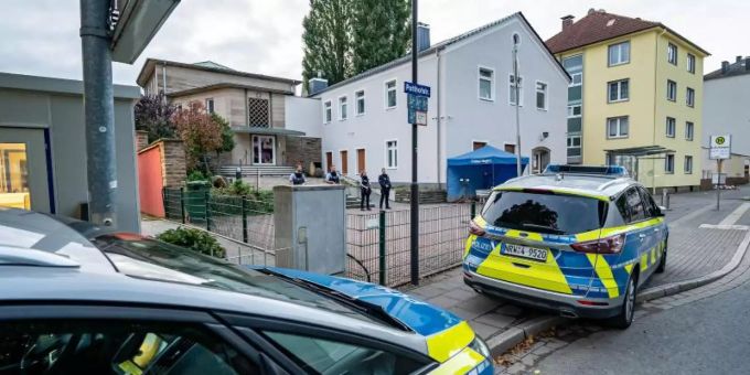 Polizeifahrzeuge vor der Synagoge in Hagen. Foto: Markus Klümper/Sauerlandreporter/dpa Hagener Synagoge