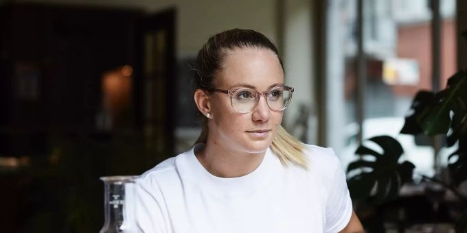Mit sauberem Wasser für Gesundheit: Ariella Kaeslin unterstützt mit WfW die Verbesserung der Trinkwasser- und Sanitärversorgung an Primarschulen in Maputo. Frau im Restaurant