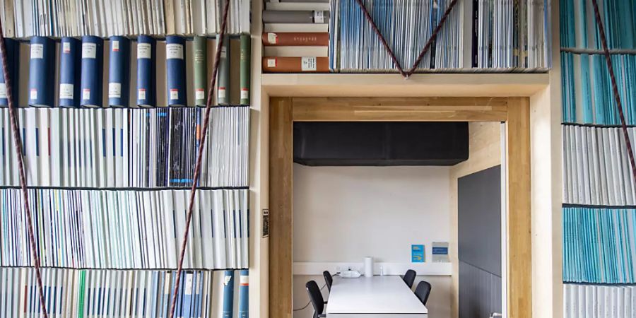 Alte Bücher fungieren in der neuen «Sprint»-Einheit im «Nest»-Gebäude als Trennwand.