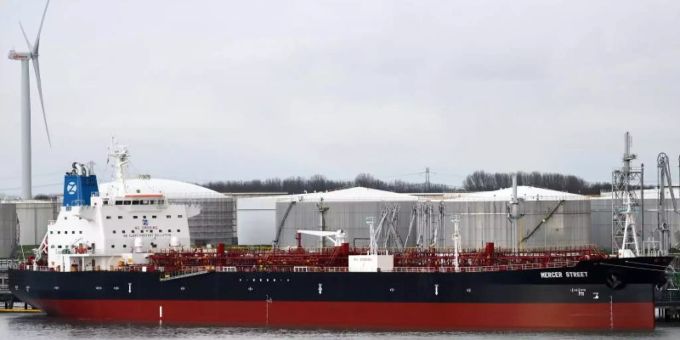 Das japanische Schiff «M/T Mercer Street» ist nach Angaben der zuständigen britischen Firma im Norden des Indischen Ozeans angegriffen worden. Foto: Hasenpusch/dpa Das japanische Schiff «M/T Mercer Street» ist nach Angaben der zuständigen britischen Firma im Norden des Indischen Ozeans angegriffen worden. Foto: Hasenpusch/dpa
