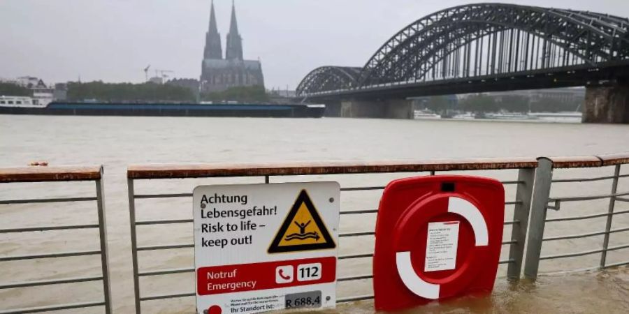 Land unter in NRW: Der Rhein überflutet die Promenade in Köln. Foto: Oliver Berg/dpa