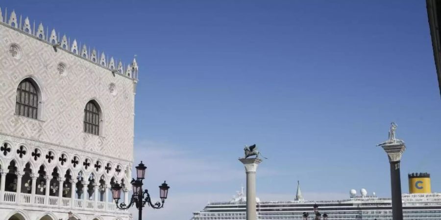 Kreuzfahrtriesen sollen ab dem 1. August nicht mehr durch Teile der Lagune in Venedig fahren. Foto: Luca Bruno/AP/dpa