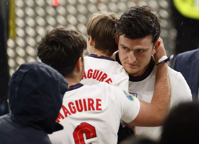 Harry Maguire wird nach dem verlorenen Final an der Euro 2020 von seiner Familie getröstet. Harry Maguire