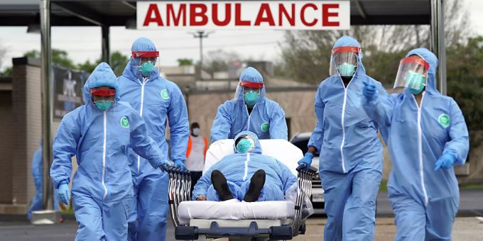 ARCHIV - Ein Covid-Patient wird in der Anfangsphase der Pandemie 2020 in ein Krankenhaus in Houston gebracht. Angesichts der jüngsten Corona-Welle hat der US-Bundesstaat Texas alle Krankenhäuser gebeten, nicht absolut notwendige medizinische Eingriffe zu verschieben. Foto: David J. Phillip/AP/dpa ARCHIV - Ein Covid-Patient wird in der Anfangsphase der Pandemie 2020 in ein Krankenhaus in Houston gebracht. Angesichts der jüngsten Corona-Welle hat der US-Bundesstaat Texas alle Krankenhäuser gebeten, nicht absolut notwendige medizinische Eingriffe zu verschieben. Foto: David J. Phillip/AP/dpa