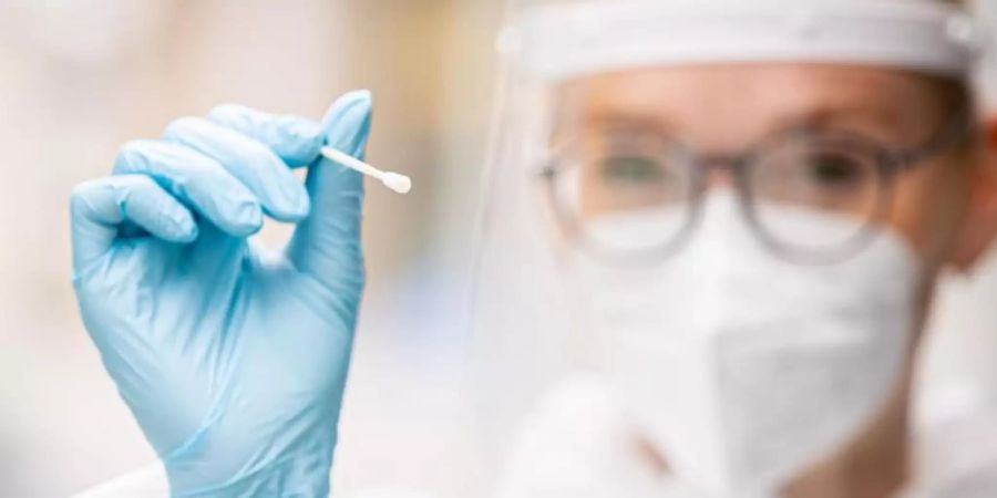 Im Zuge der immer stärkeren Ausbreitung der Delta-Variante des Coronavirus hat sich die Sieben-Tage-Inzidenz in Deutschland innerhalb eines Monats etwa vervierfacht. Foto: Moritz Frankenberg/dpa