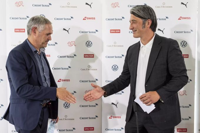 Murat Yakin und Nati-Direktor Pierluigi Tami geben sich die Hand. Murat Yakin