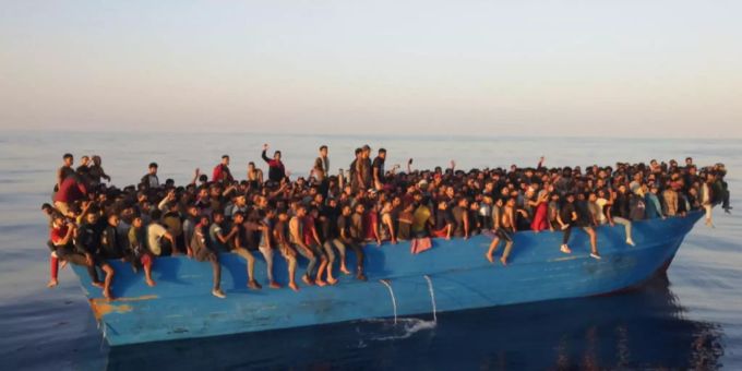 Ein Boot mit Flüchtlingen vor Lampedusa. lampedusa